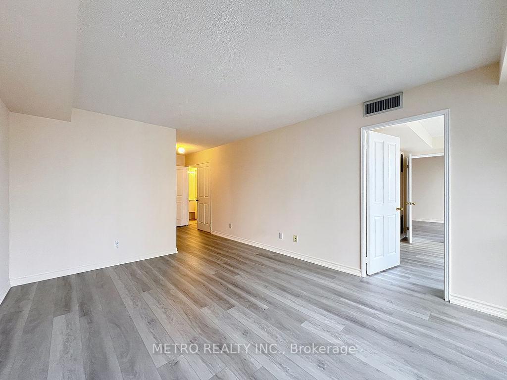 3 Bedrooms Condo at 18 Hollywood, Toronto For sale