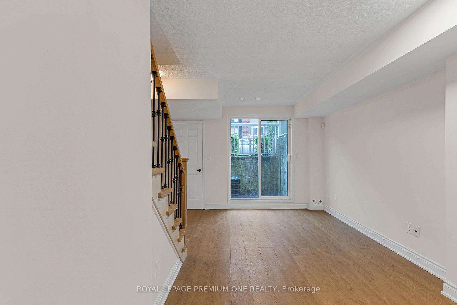 3 Bedrooms Condo at 65 Turntable, Toronto For sale