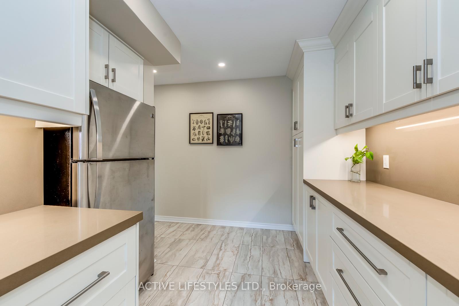4 Bedrooms Condo at 2301 Derry, Mississauga For sale