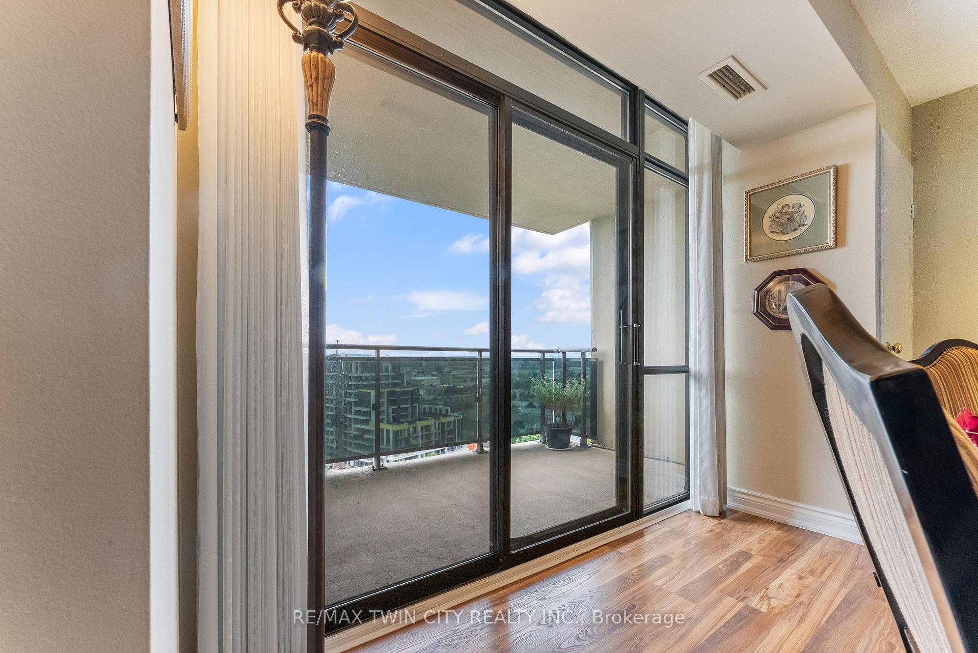 2 Bedrooms Condo at 301 Frances, Hamilton For sale