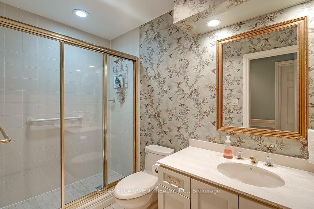 2 Bedrooms Condo at 2220 Lakeshore, Burlington For sale