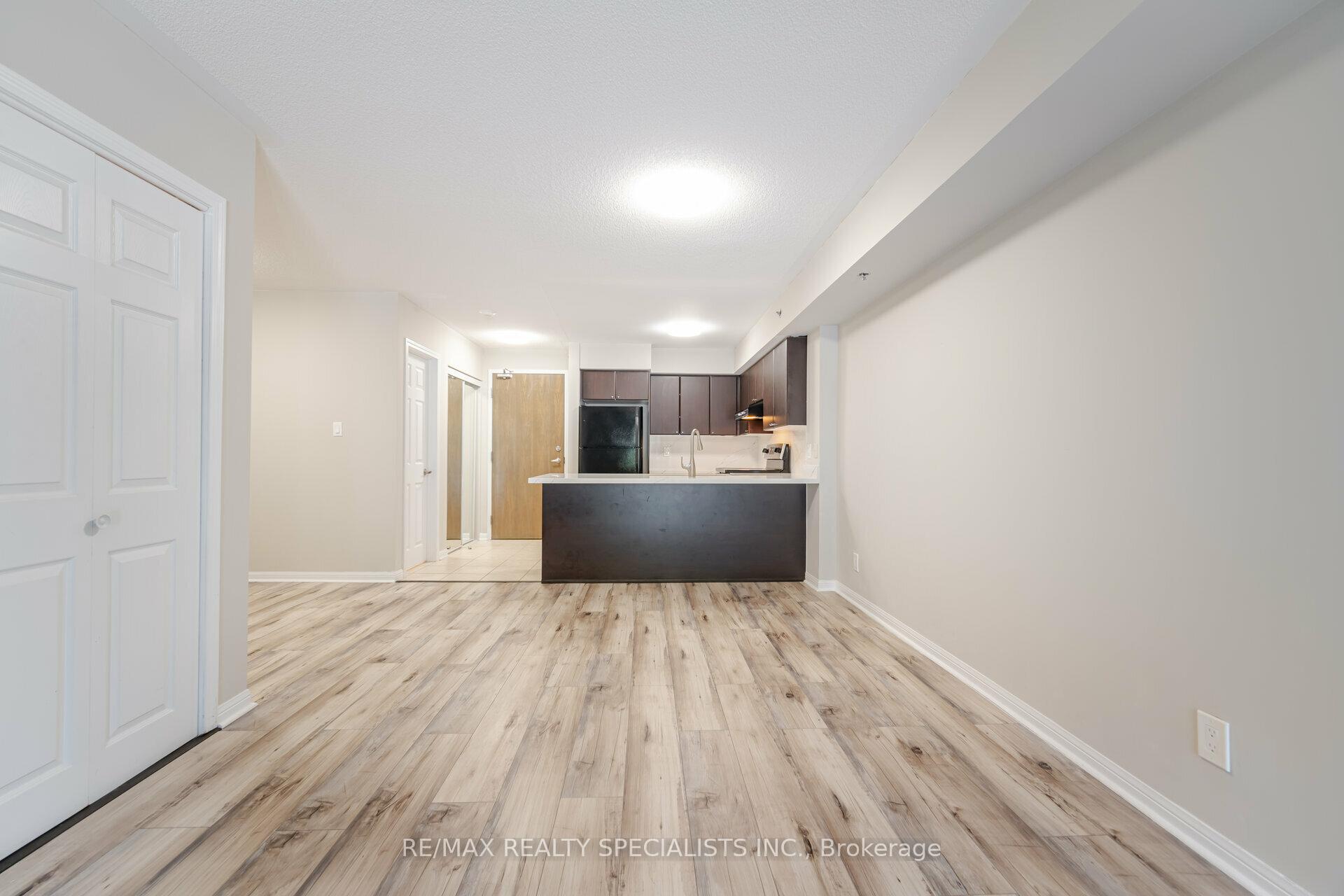 2 Bedrooms Condo at 3070 Rotary, Burlington For sale