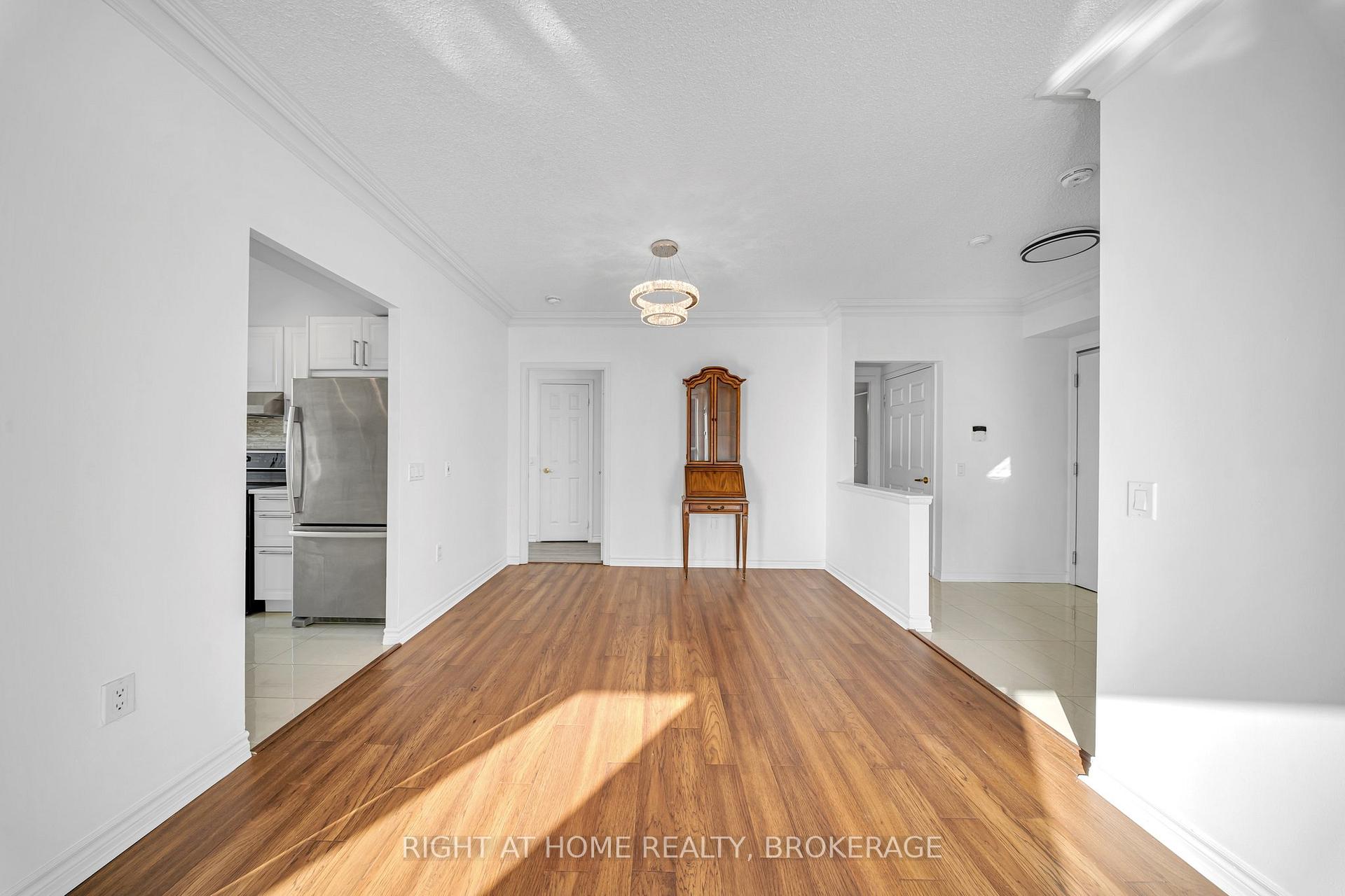 2 Bedrooms Condo at 55 STRATHAVEN, Mississauga For sale