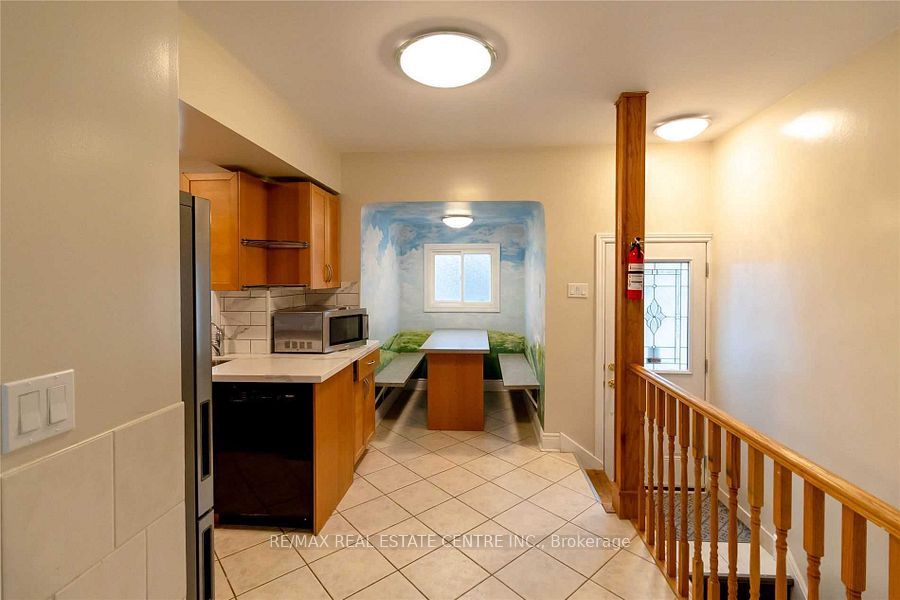 27 Hollywood Street N