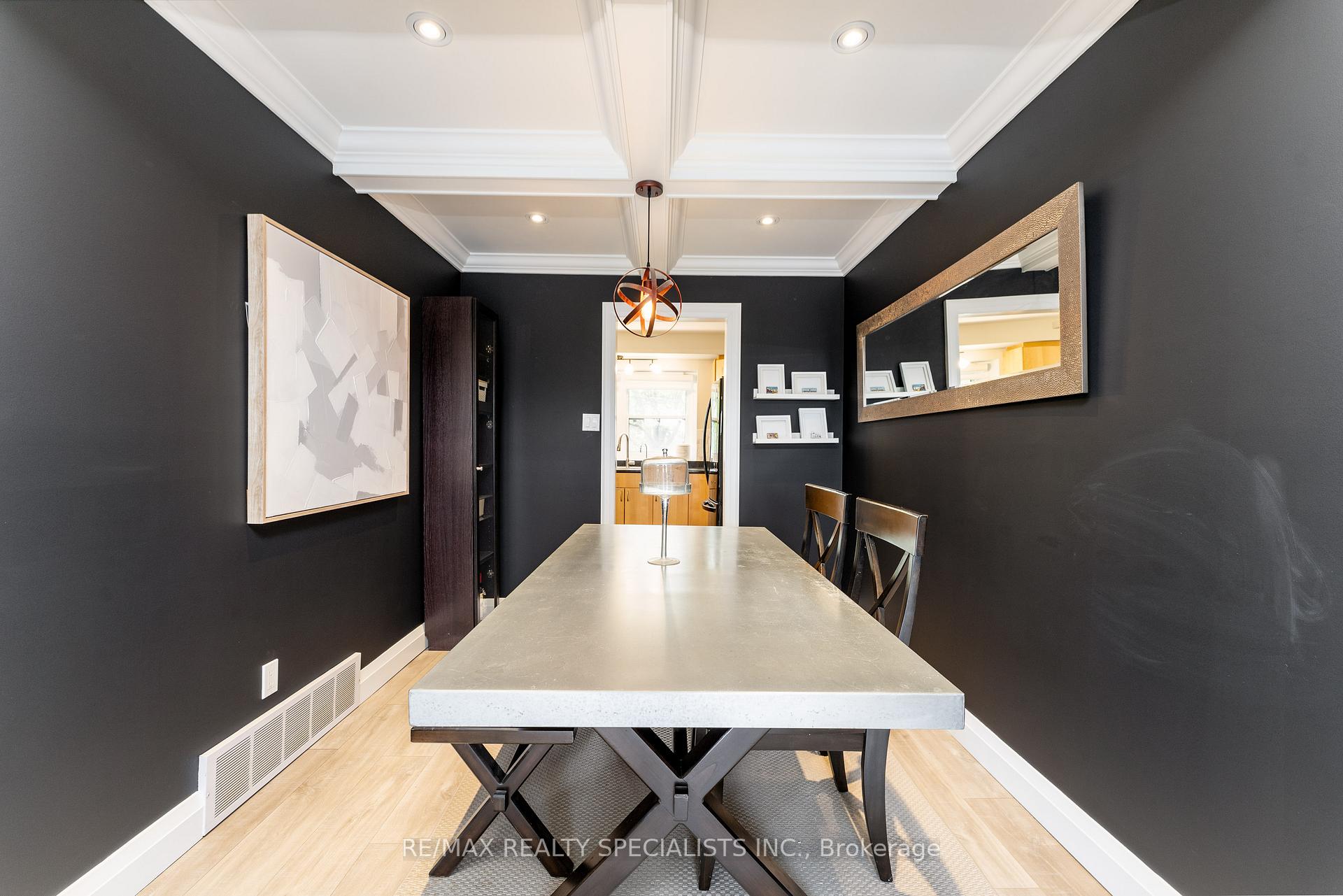4 Bedrooms Condo at 2230 Upper Middle, Burlington For sale