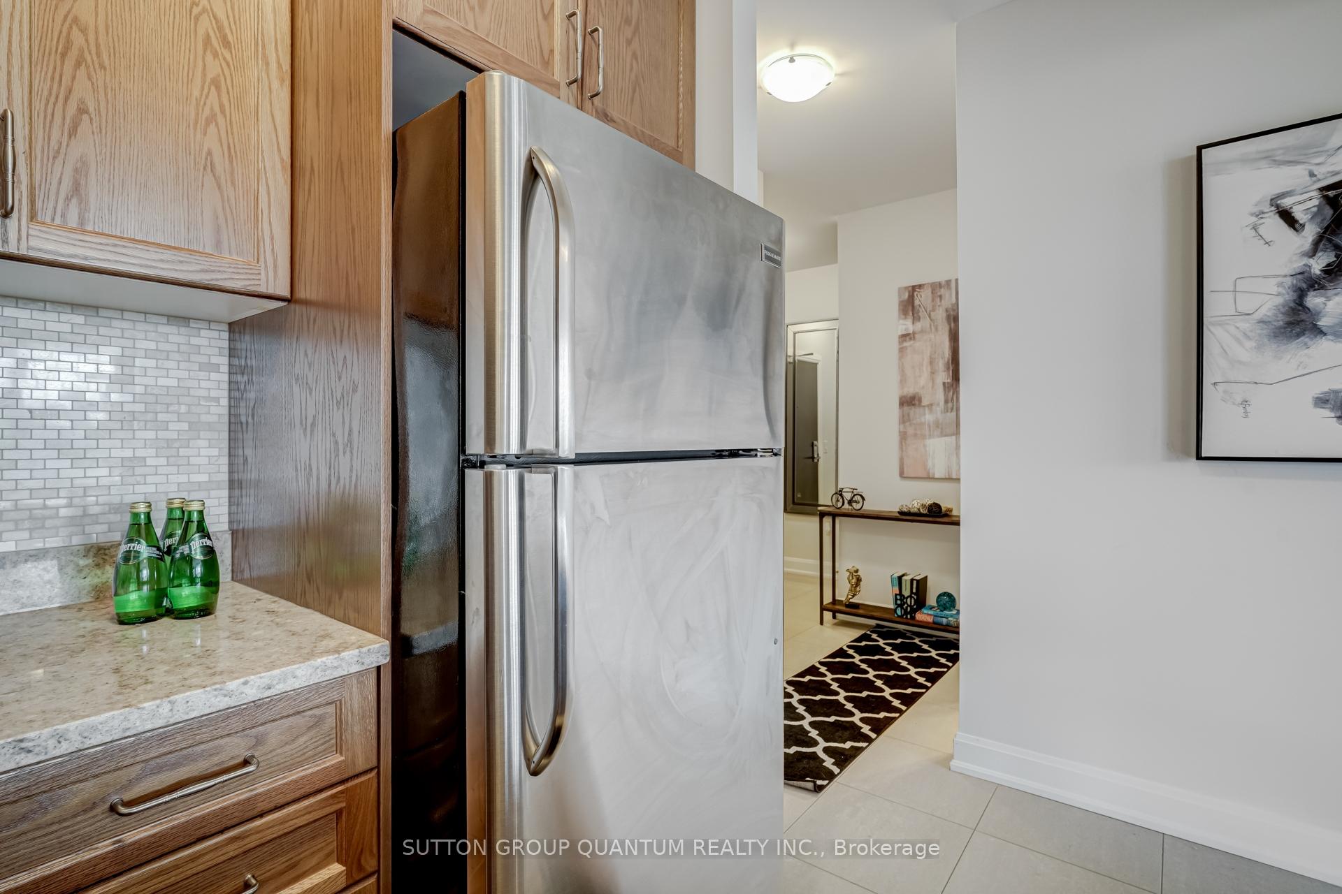2 Bedrooms Condo at 275 Roxton, Oakville For sale