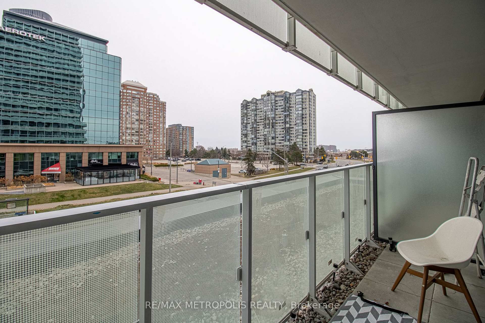 2 Bedrooms Condo at 3900 Confederation, Mississauga For sale