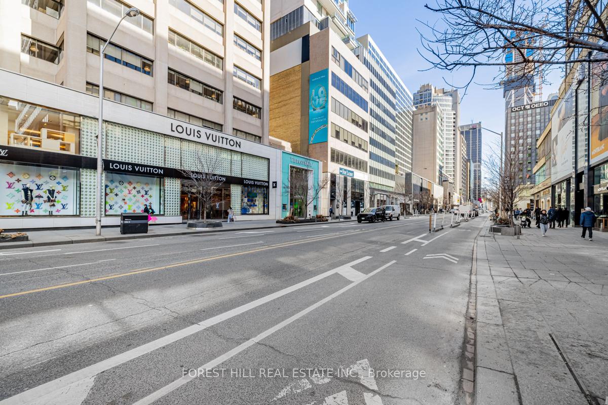 2 Bedrooms Condo at 175 Cumberland, Toronto For sale