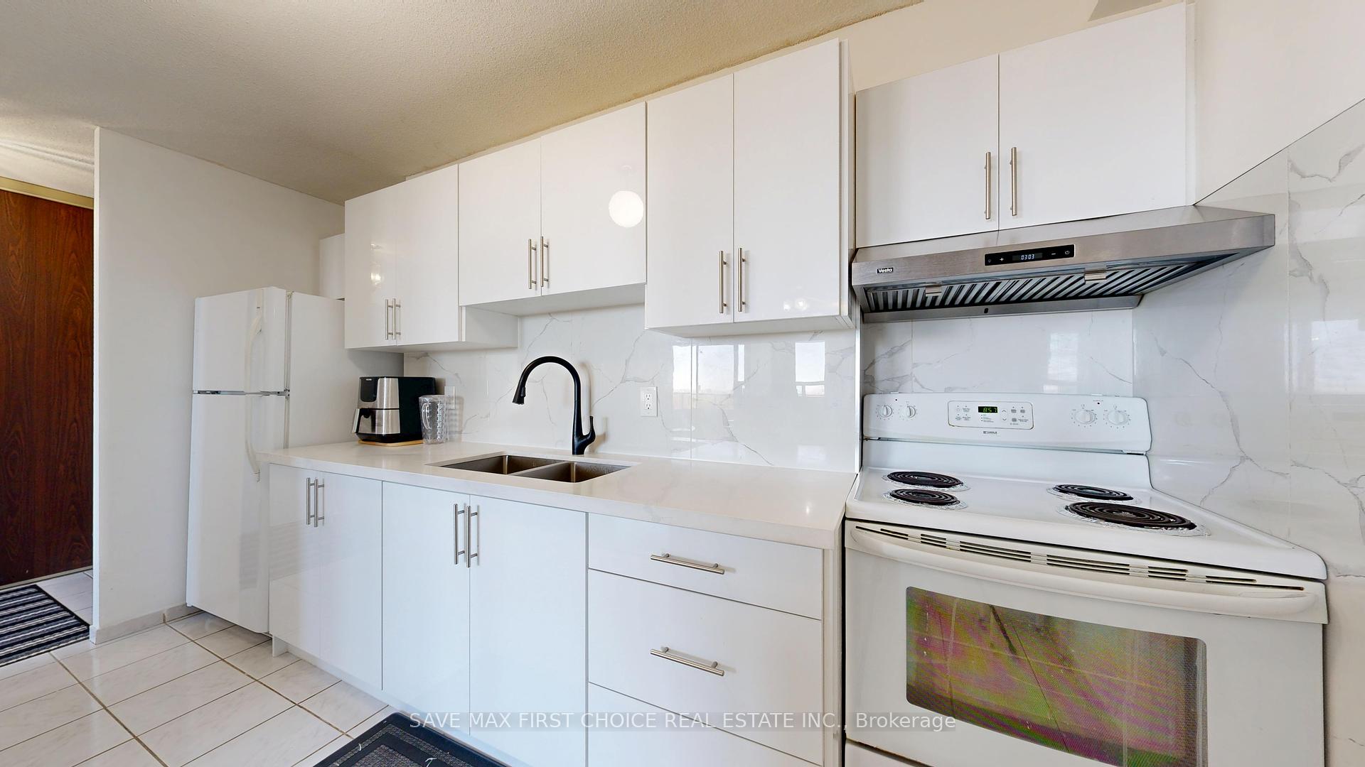 3 Bedrooms Condo at 15 Torrance, Toronto For sale