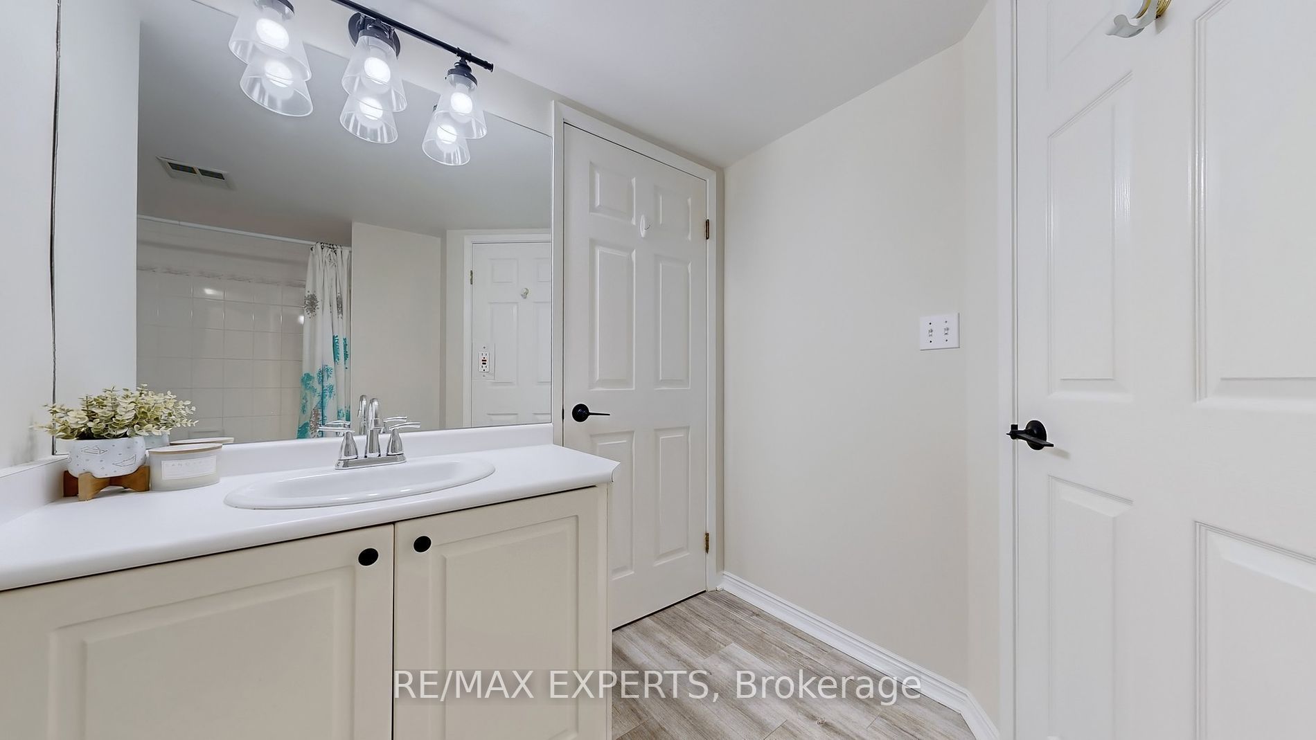 85 Wellington Street W 211