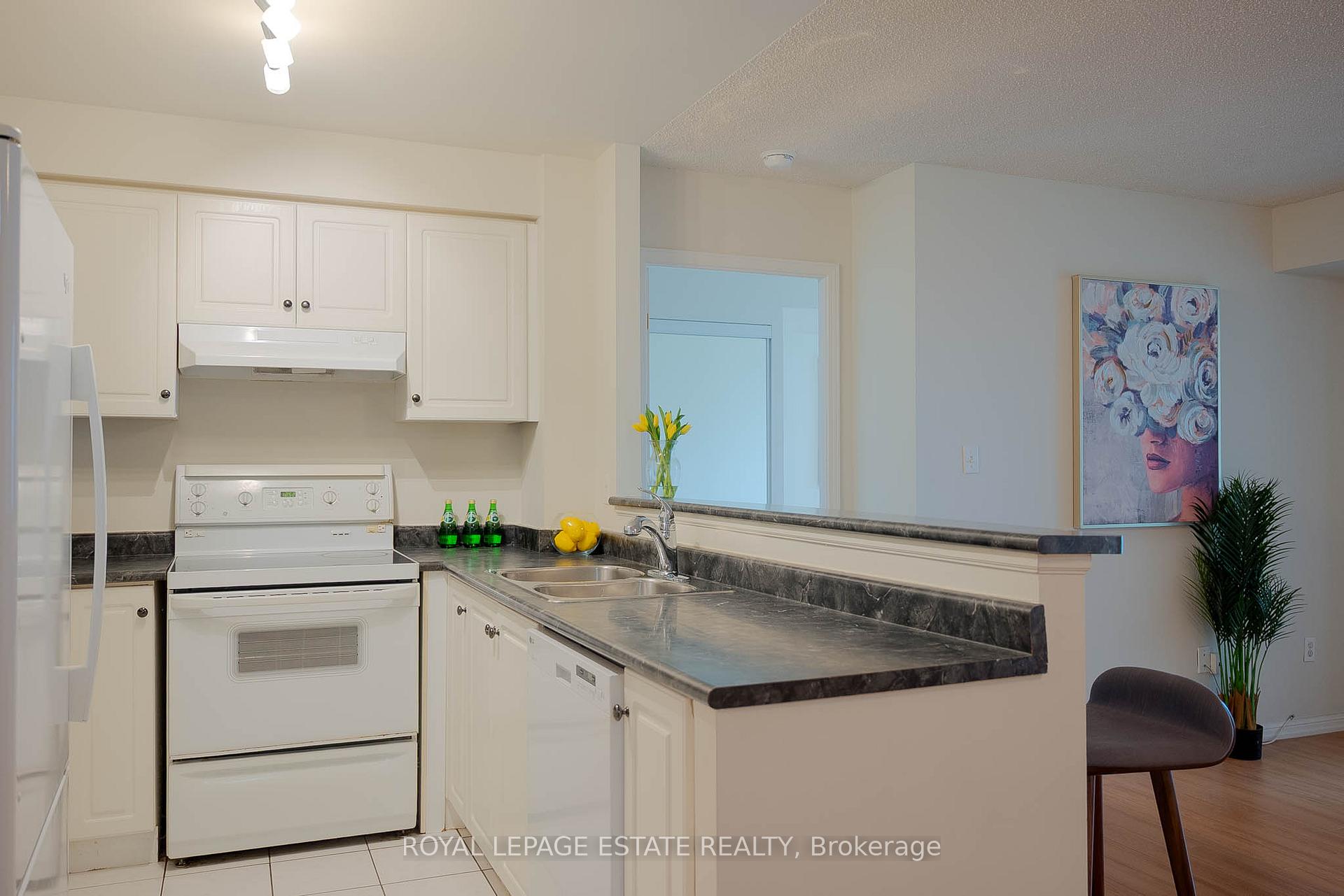 3 Bedrooms Condo at 23 Lorraine,  Toronto For sale