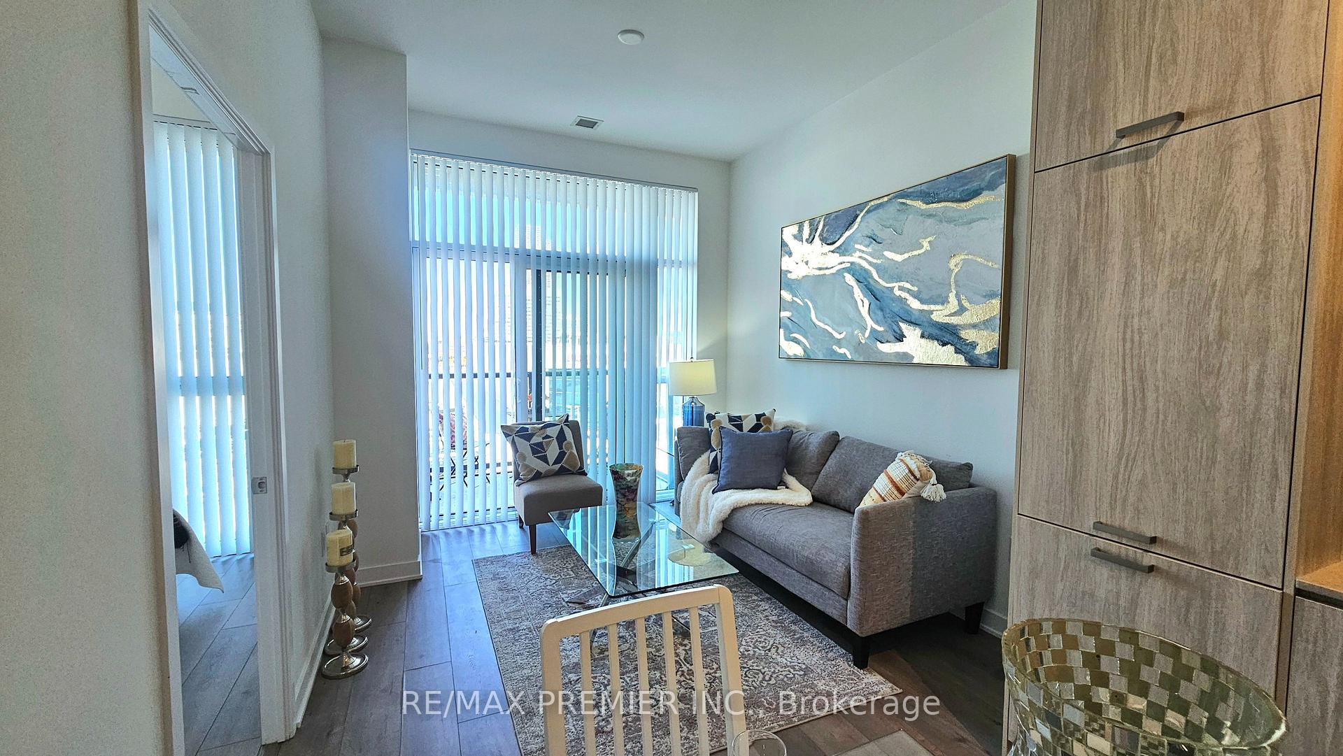2 Bedrooms Condo at 10 Honeycrisp, Vaughan For sale