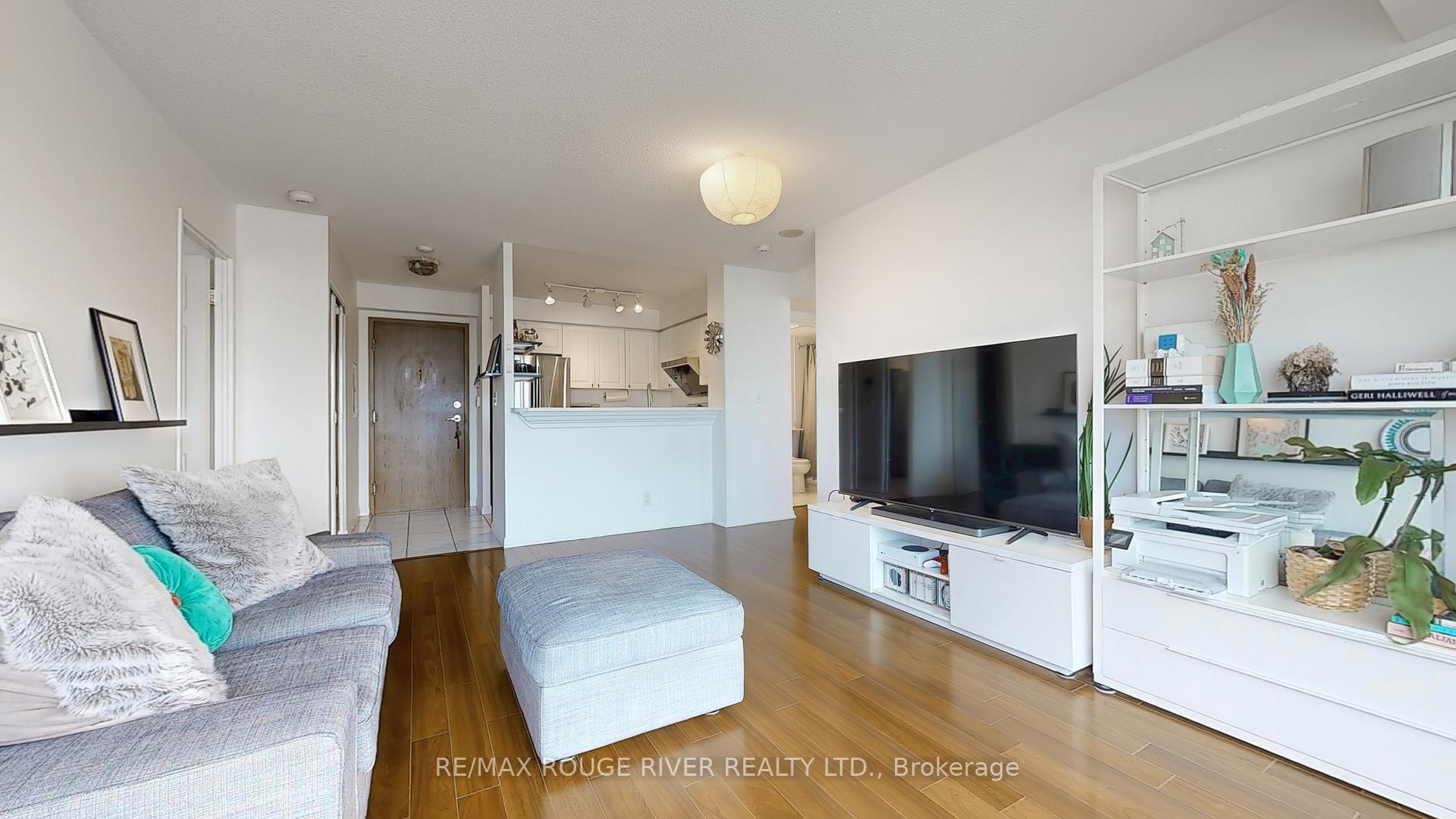 2 Bedrooms Condo at 11 Lee Centre, Toronto For sale