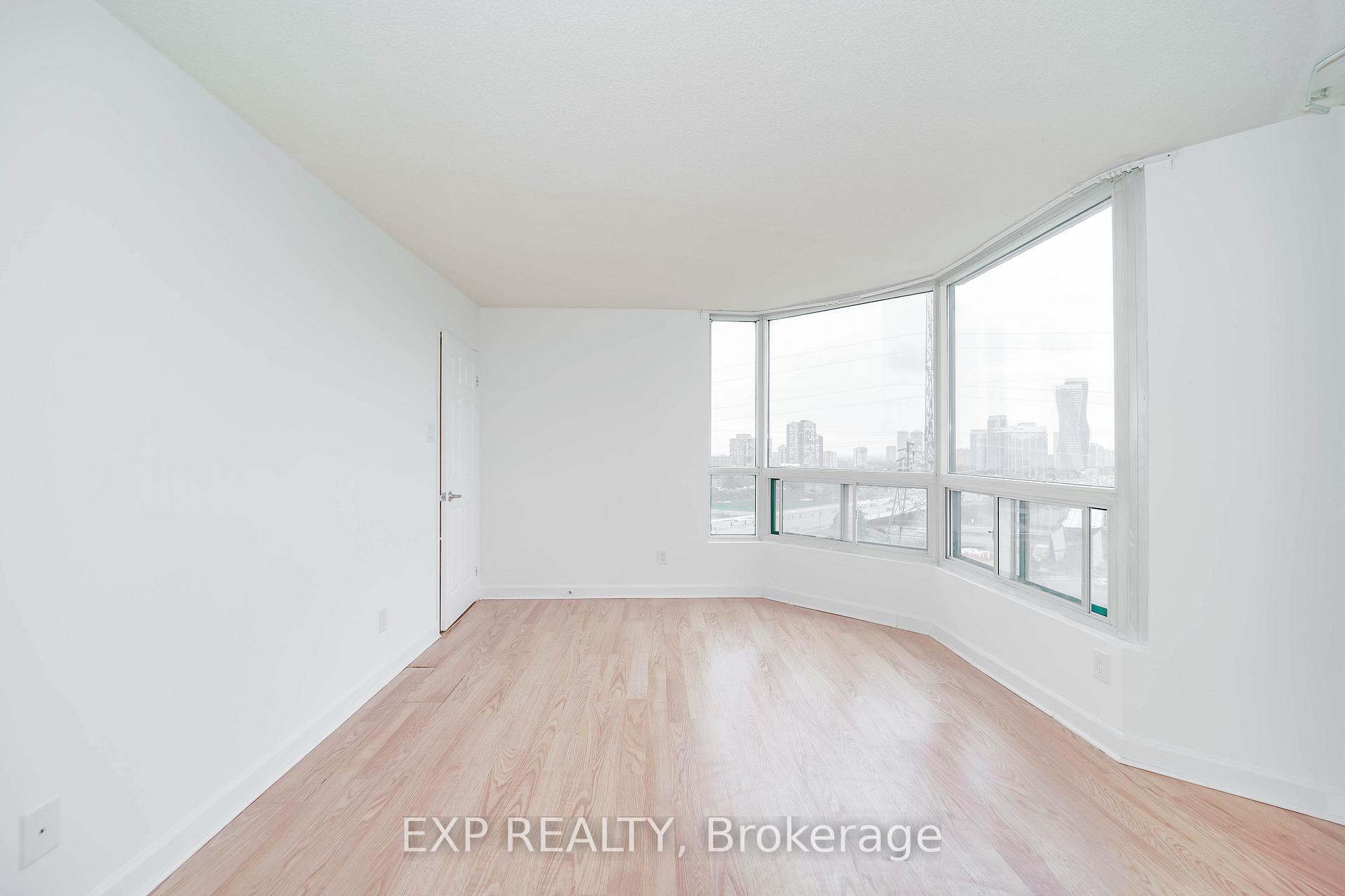 3 Bedrooms Condo at 4450 Tucana, Mississauga For sale