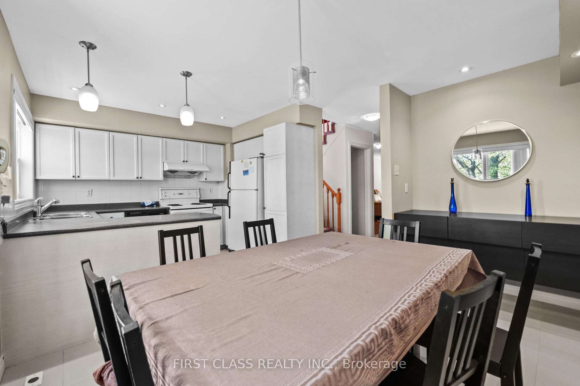 4 Bedrooms Condo at 10A Leaside Park, Toronto For sale