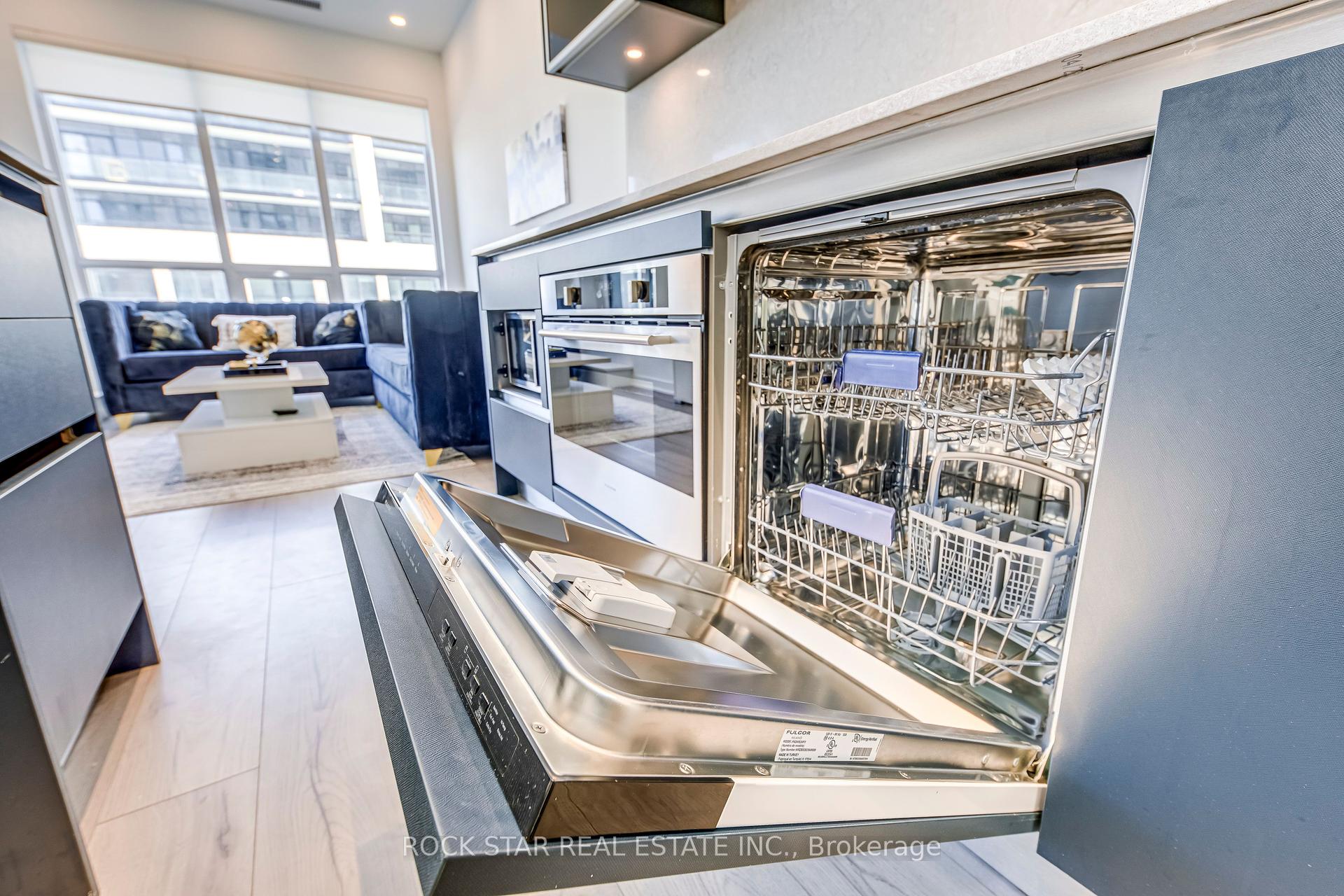2 Bedrooms Condo at 405 Dundas,  Oakville For sale