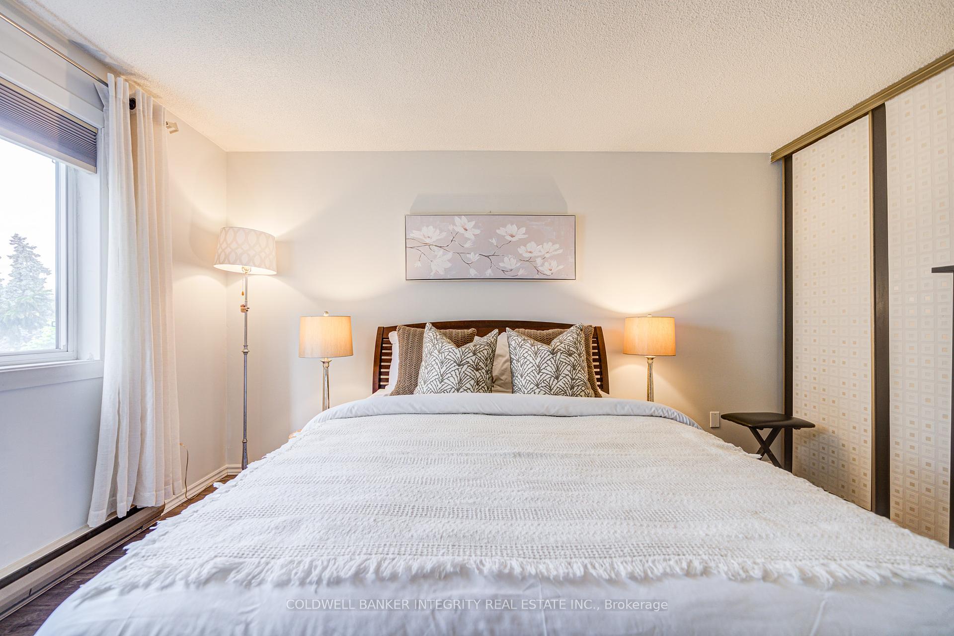 3 Bedrooms Condo at 1036 Falgarwood, Oakville For sale