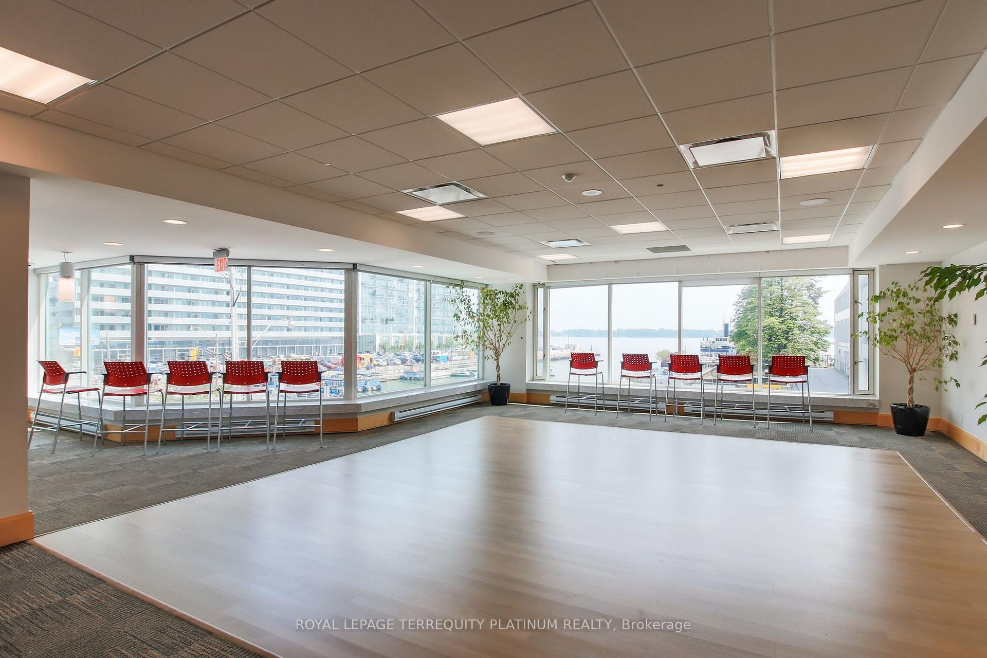 2 Bedrooms Condo at 10 Yonge, Toronto For sale