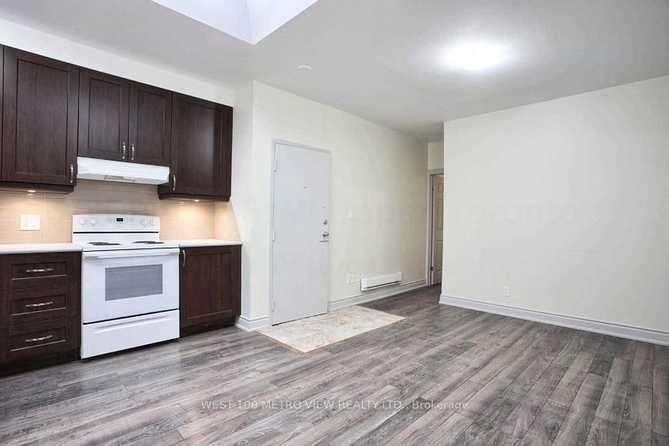 1570 Dundas
