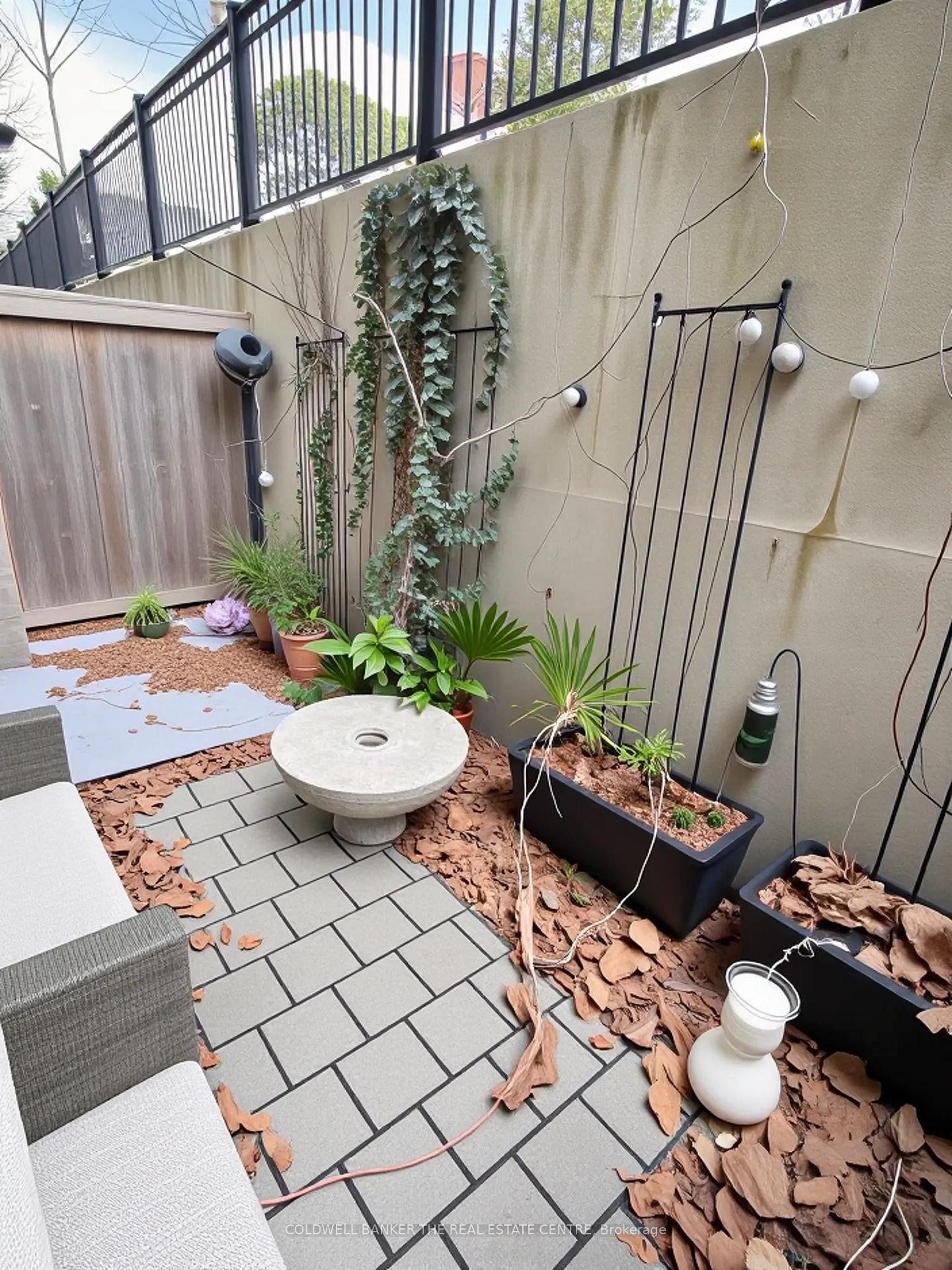 3 Bedrooms Condo at 19 Coneflower, Toronto For sale