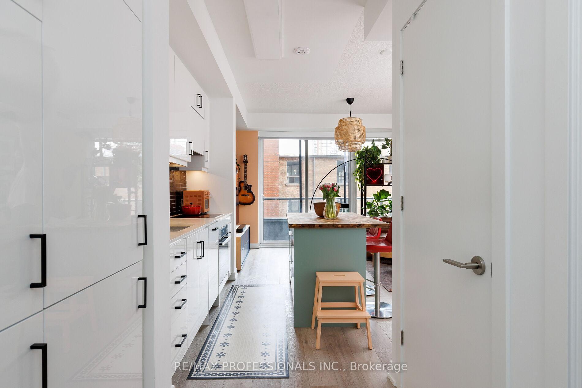 2 Bedrooms Condo at 9 Tecumseth,  Toronto For sale