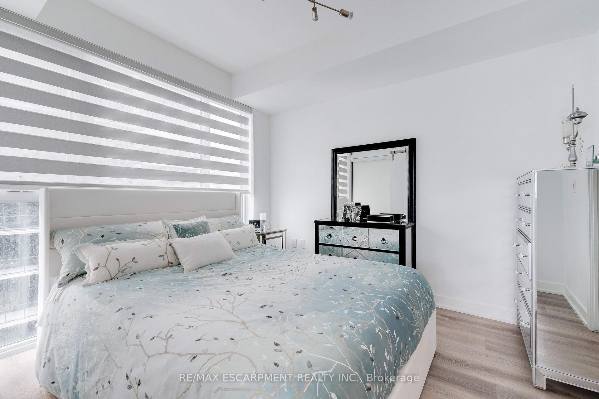 2 Bedrooms Condo at 370 Martha, Burlington For sale