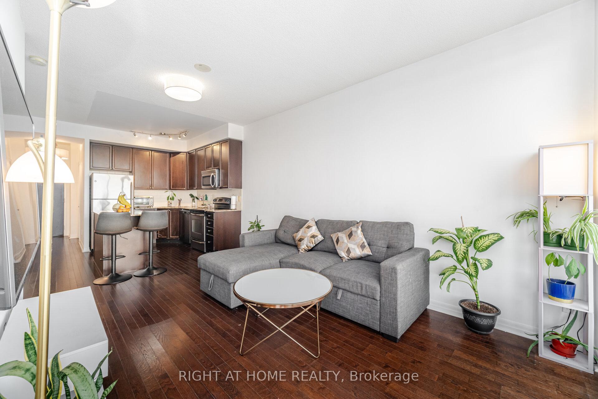 2 Bedrooms Condo at 225 Webb, Mississauga For sale