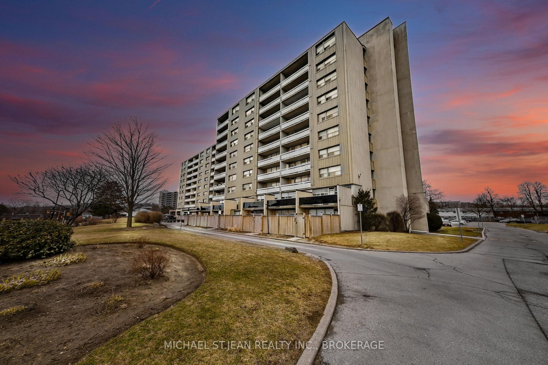 3 Bedrooms Condo at 15 Albright,  Hamilton For sale