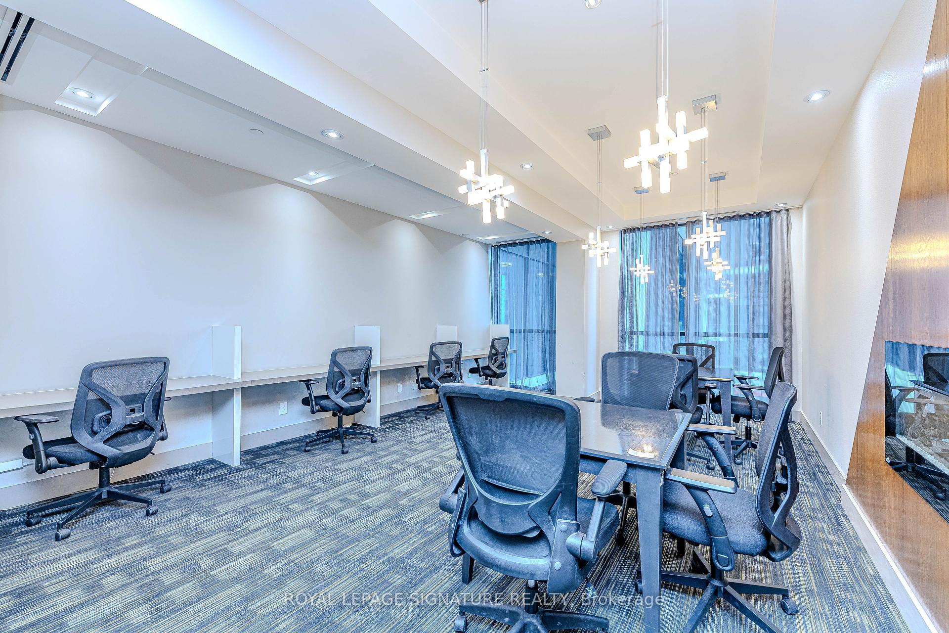 2 Bedrooms Condo at 55 Eglinton, Mississauga For sale
