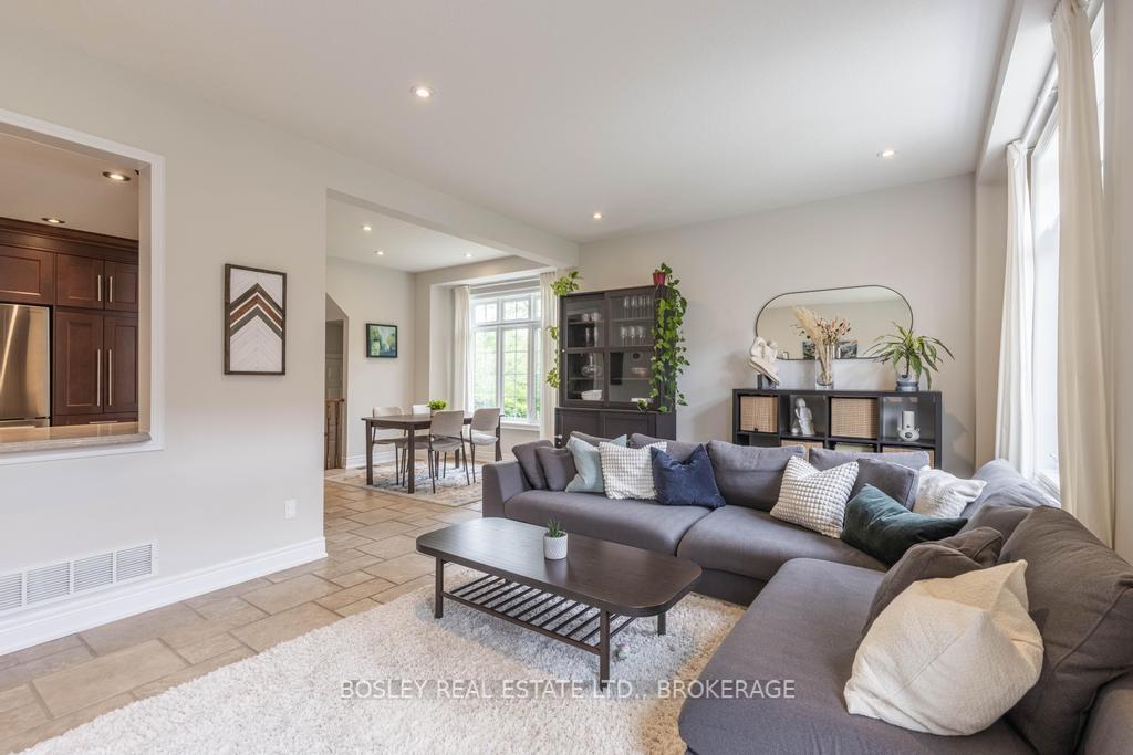 3 Bedrooms Condo at 2282 Orchard, Burlington For sale