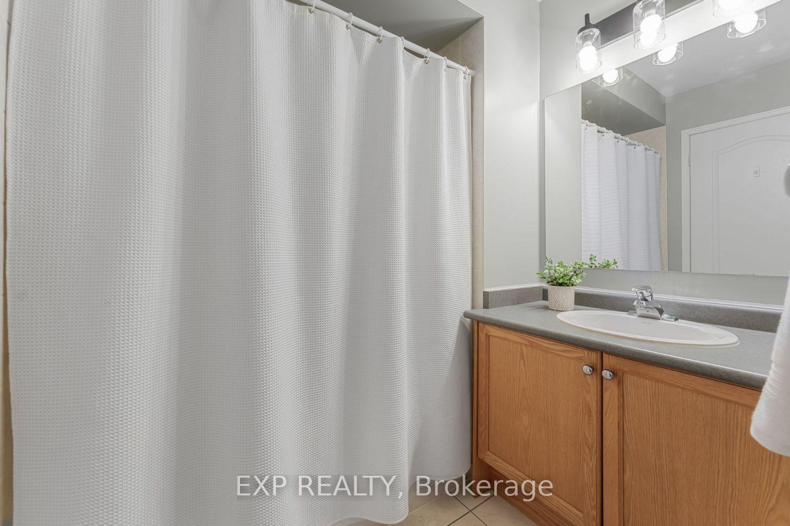 3 Bedrooms Condo at 1489 Heritage, Oakville For sale