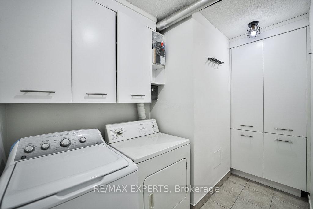 2 Bedrooms Condo at 551 The West Mall,  Toronto For sale