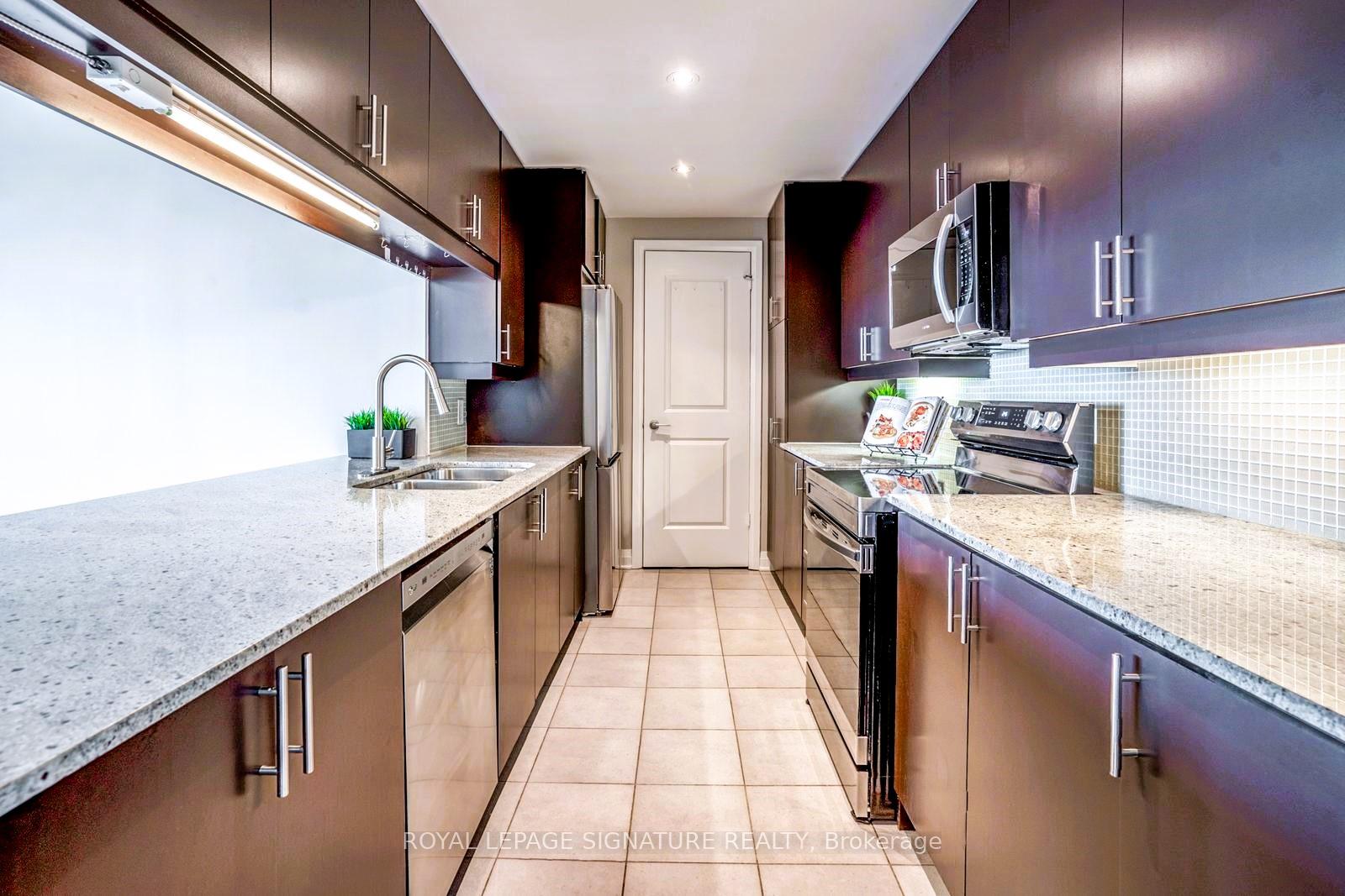 3 Bedrooms Condo at 1055 Southdown, Mississauga For sale
