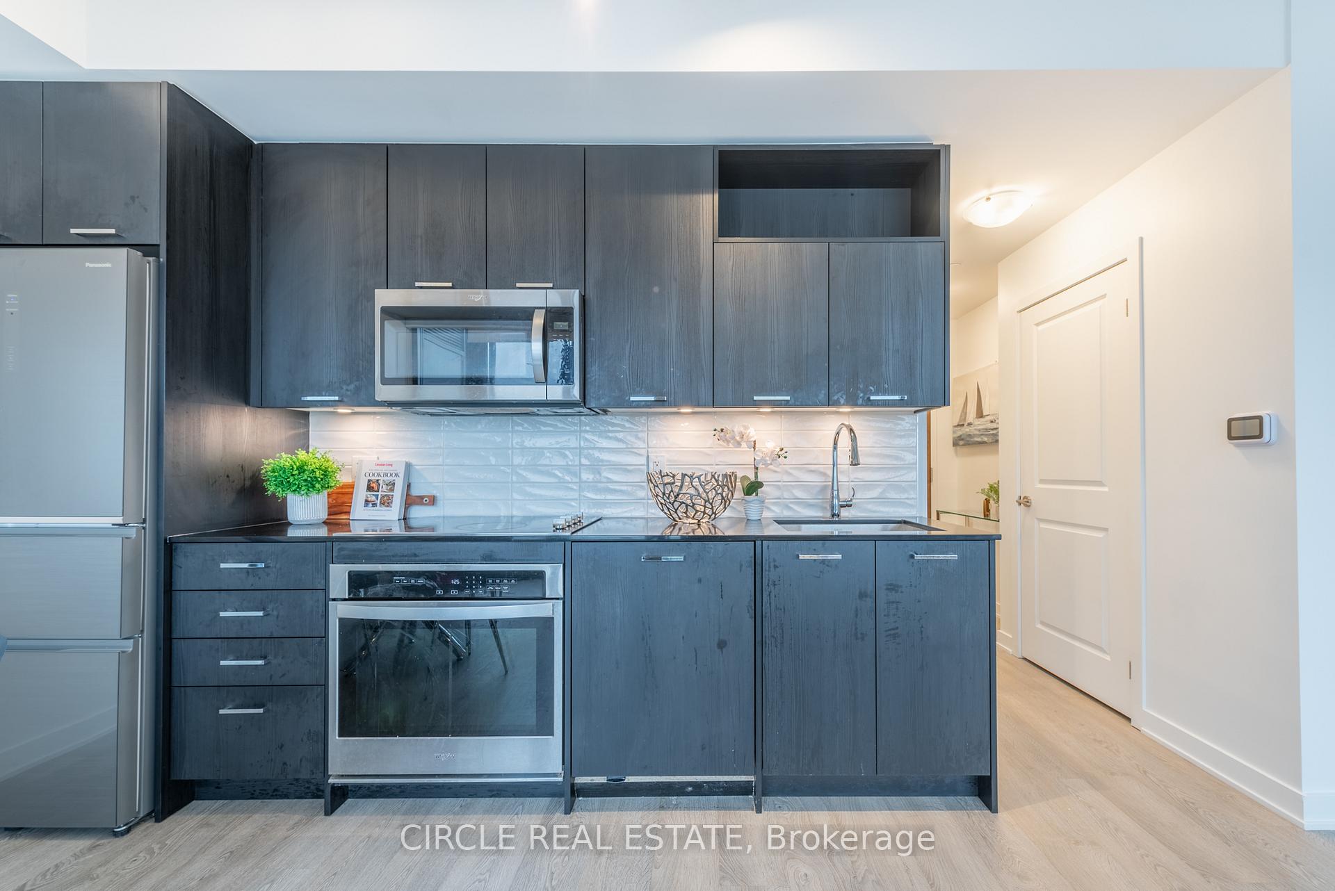 2 Bedrooms Condo at 120 Eagle Rock,  Vaughan For sale