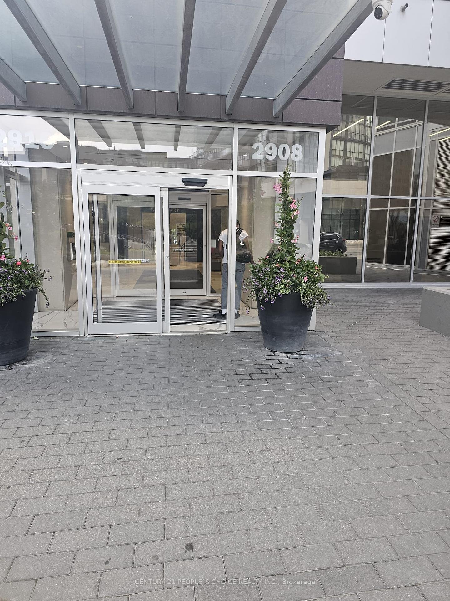 3 Bedrooms Condo at 2908 Highway 7, Vaughan For sale