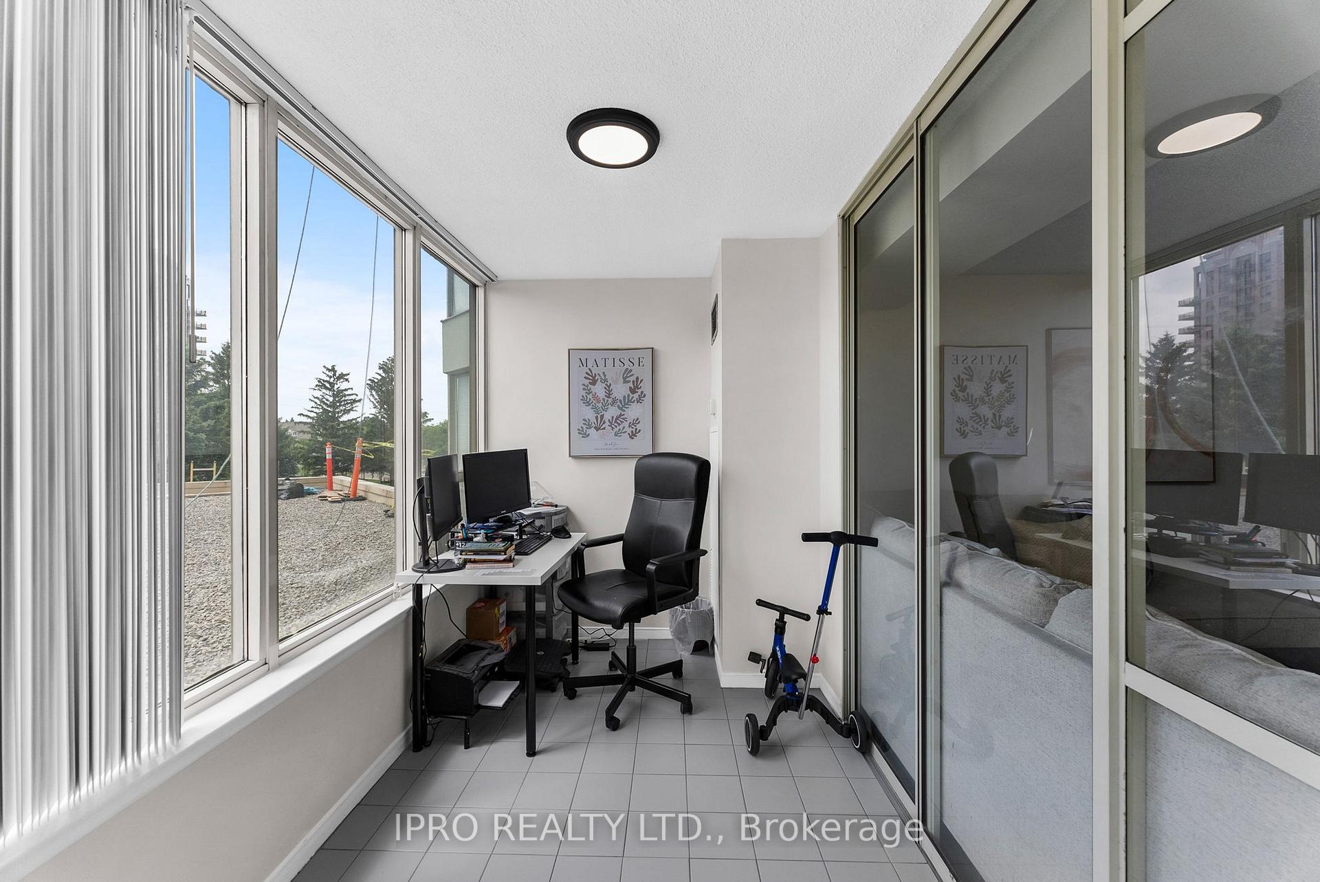 3 Bedrooms Condo at 700 Constellation, Mississauga For sale