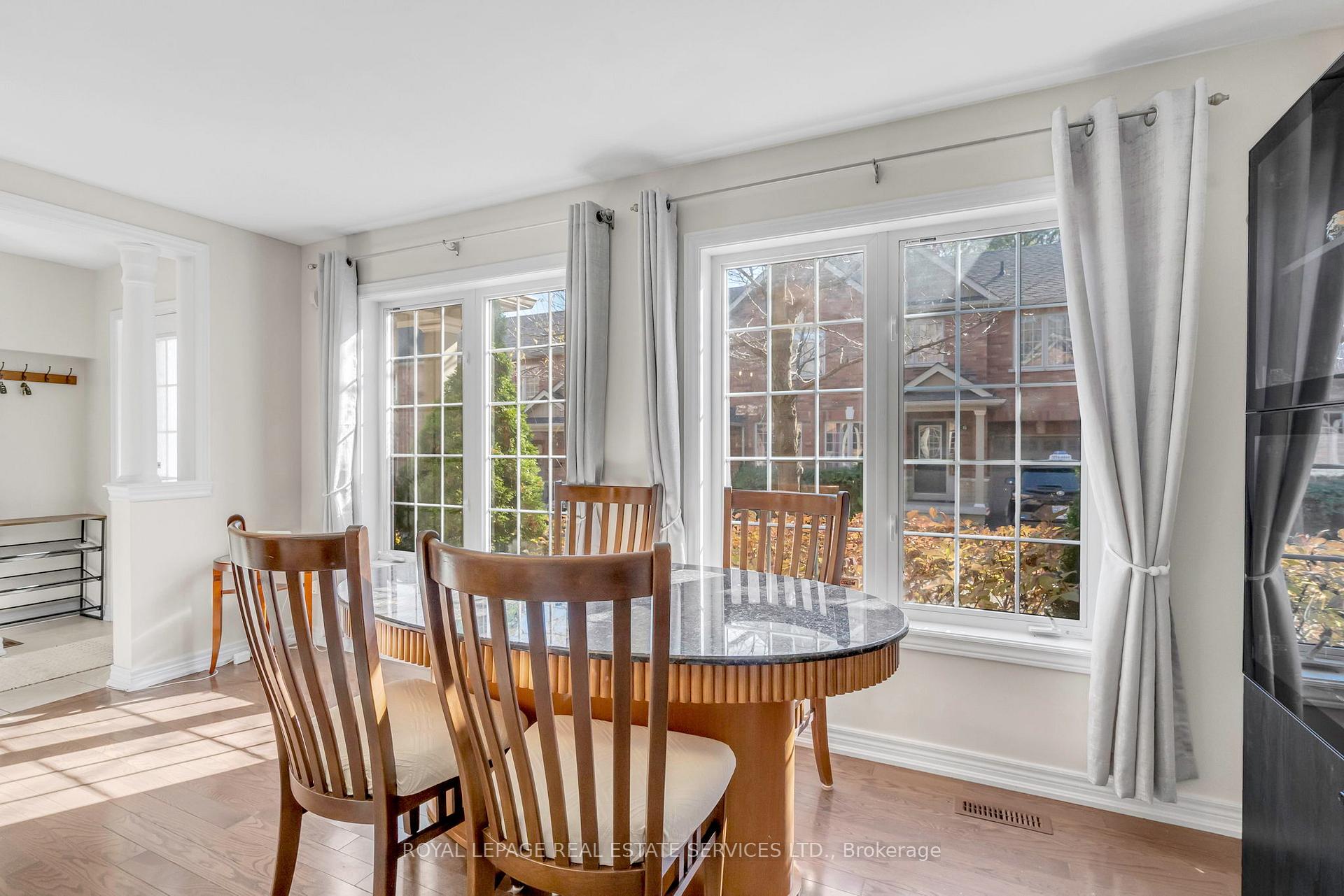 3 Bedrooms Condo at 3040 Fifth, Mississauga For sale