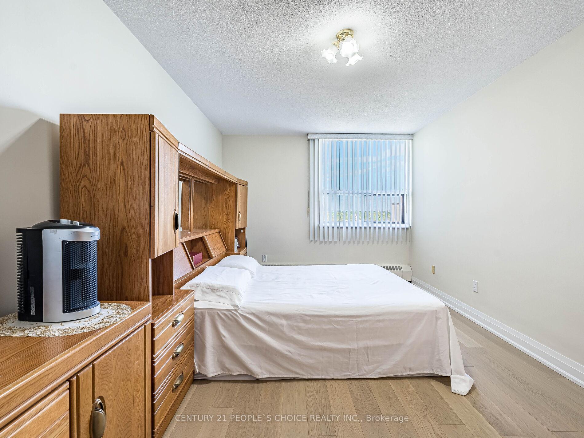 2 Bedrooms Condo at 451 The West Mall, Toronto For sale
