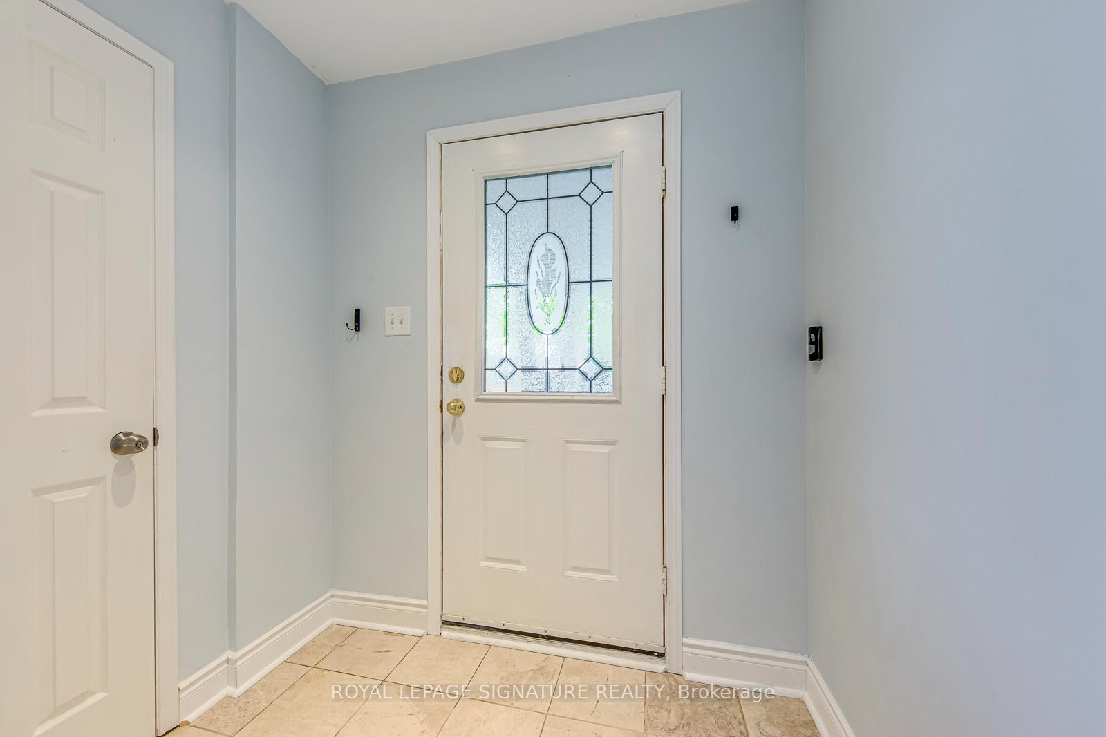 3 Bedrooms Condo at 5659 Glen Erin, Mississauga For sale