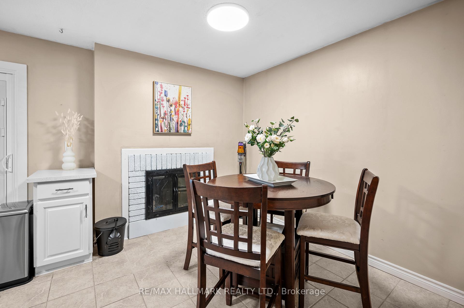 3 Bedrooms Condo at 6679 Shelter Bay,  Mississauga For sale