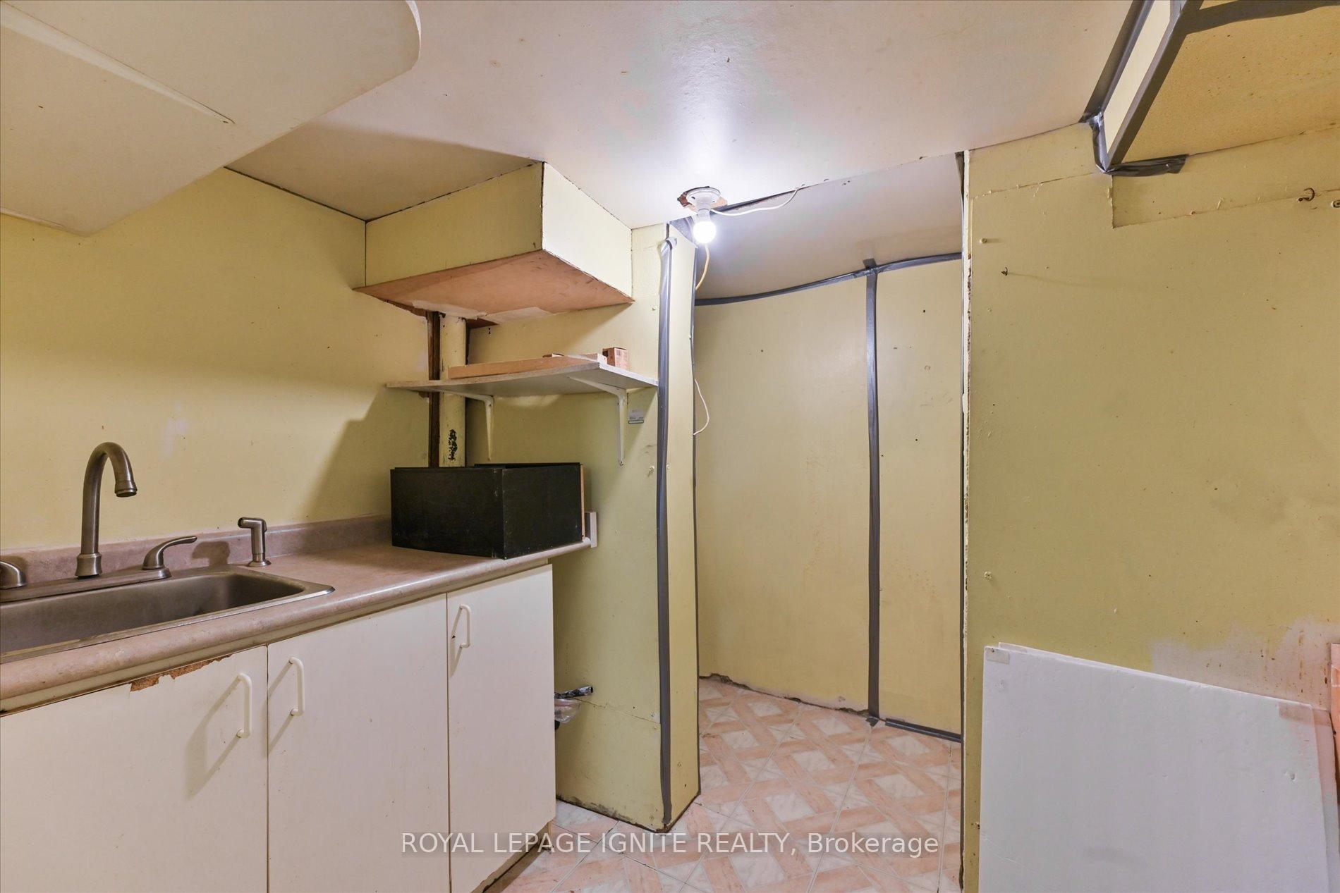 5 Bedrooms Condo at 40 Dundalk, Toronto For sale