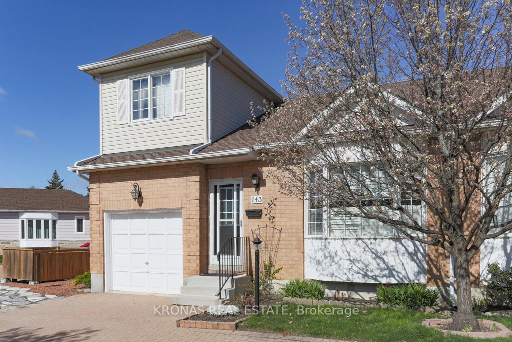 2 Bedrooms Condo at 143 Silverbirch,  Hamilton For sale