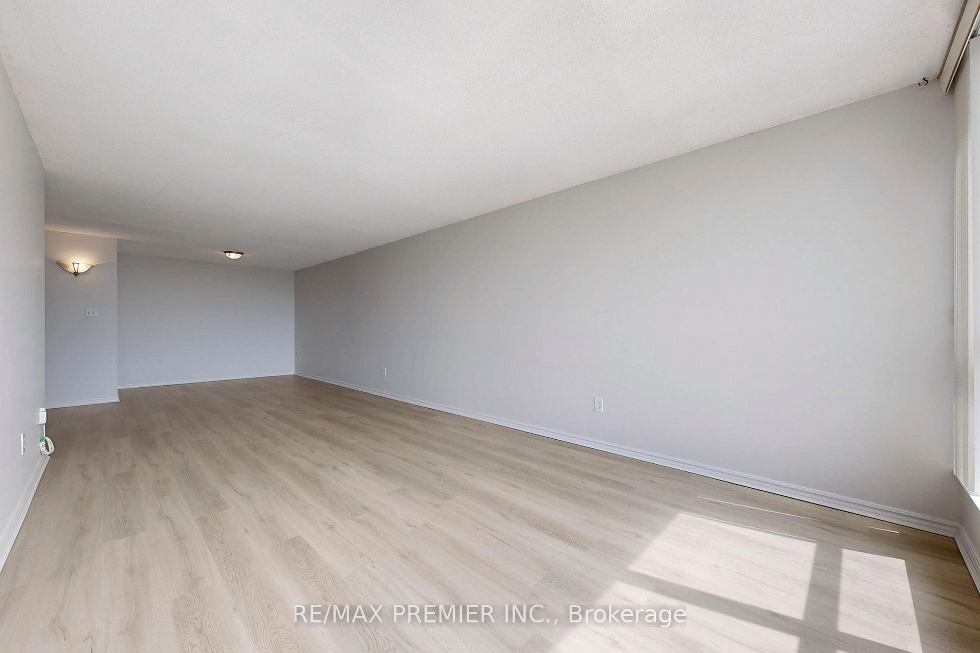 2 Bedrooms Condo at 3 Rowntree, Toronto For sale