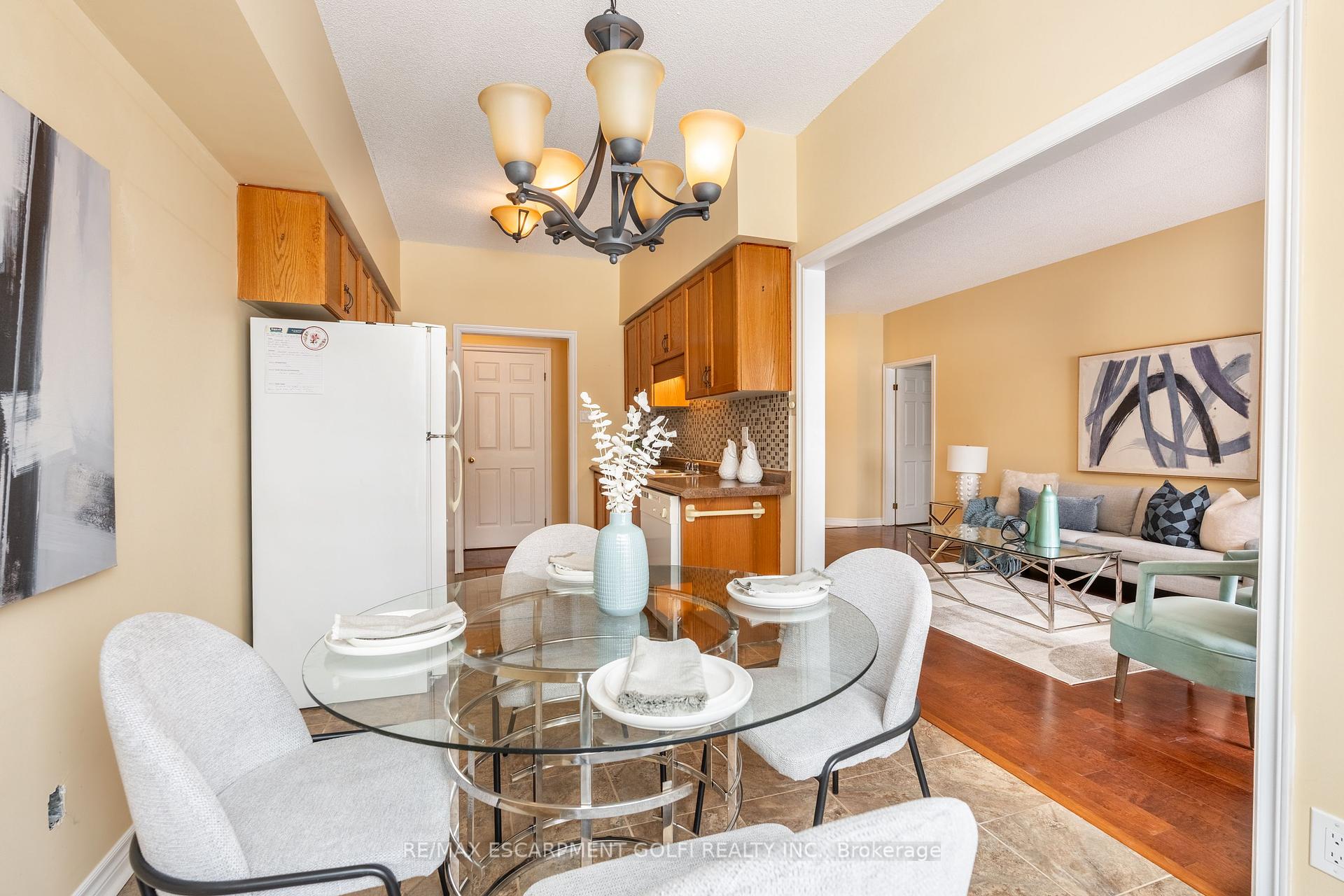 2 Bedrooms Condo at 416 LIMERIDGE,  Hamilton For sale