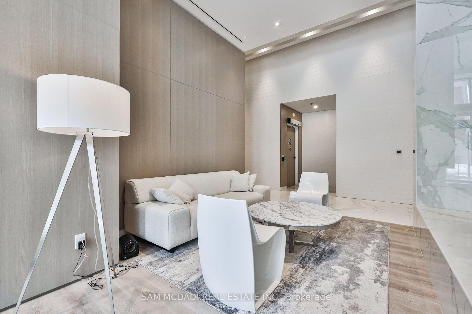 3 Bedrooms Condo at 370 Martha, Burlington For sale
