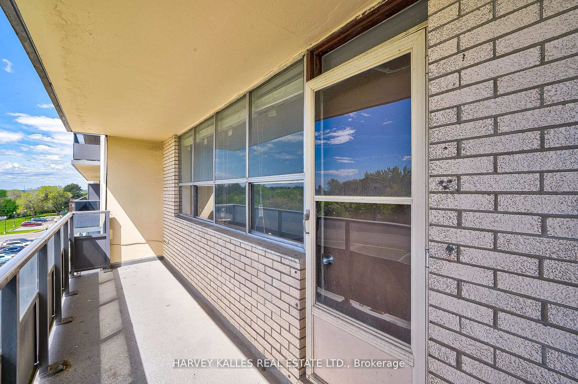 2000 Sheppard Avenue W 411