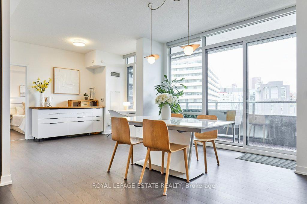 3 Bedrooms Condo at 120 Bayview, Toronto For sale
