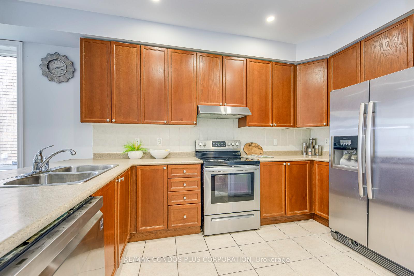 5 Bedrooms Condo at 1015 Galesway, Mississauga For sale
