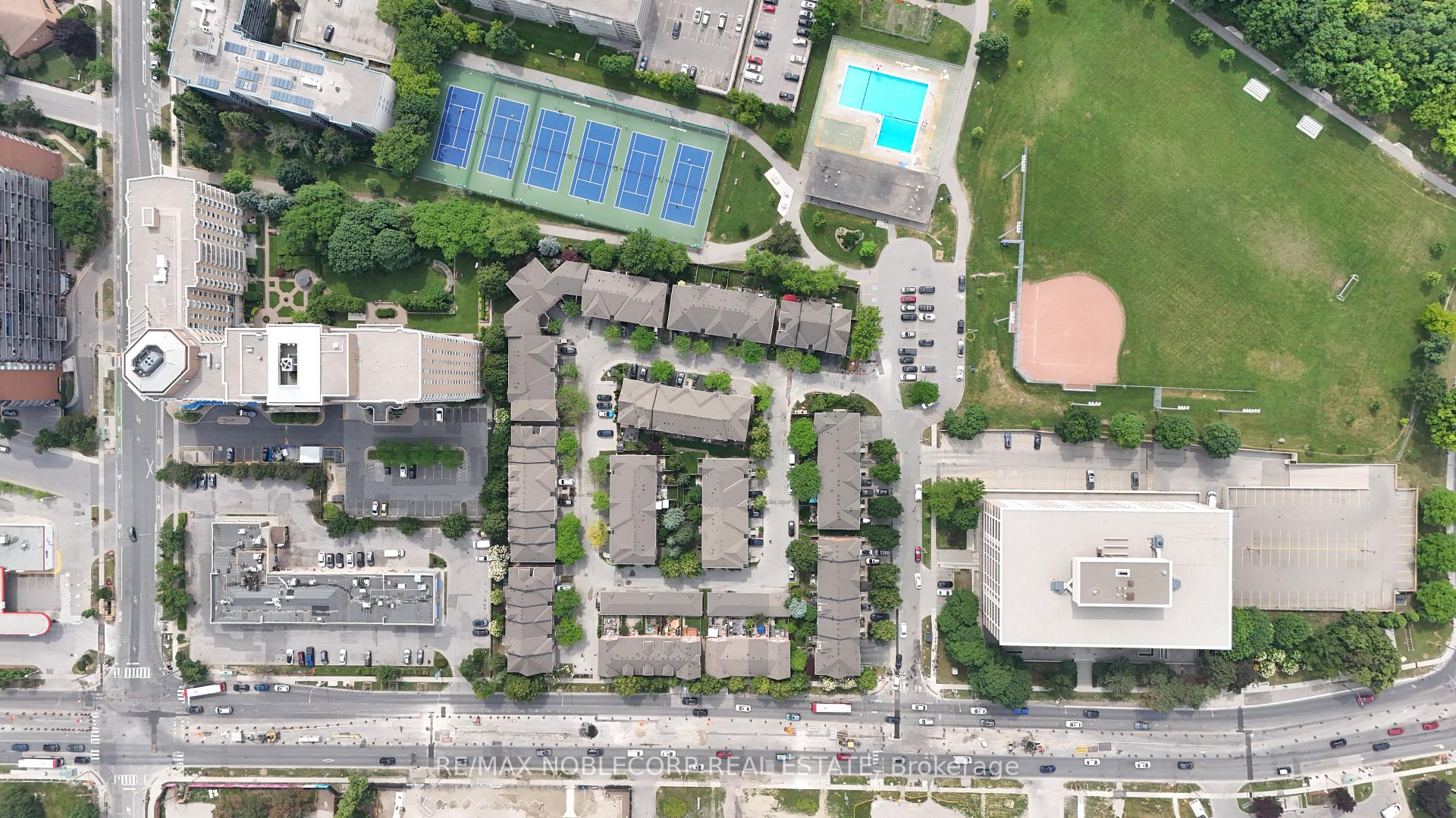 4 Bedrooms Condo at 17 Overlea, Toronto For sale
