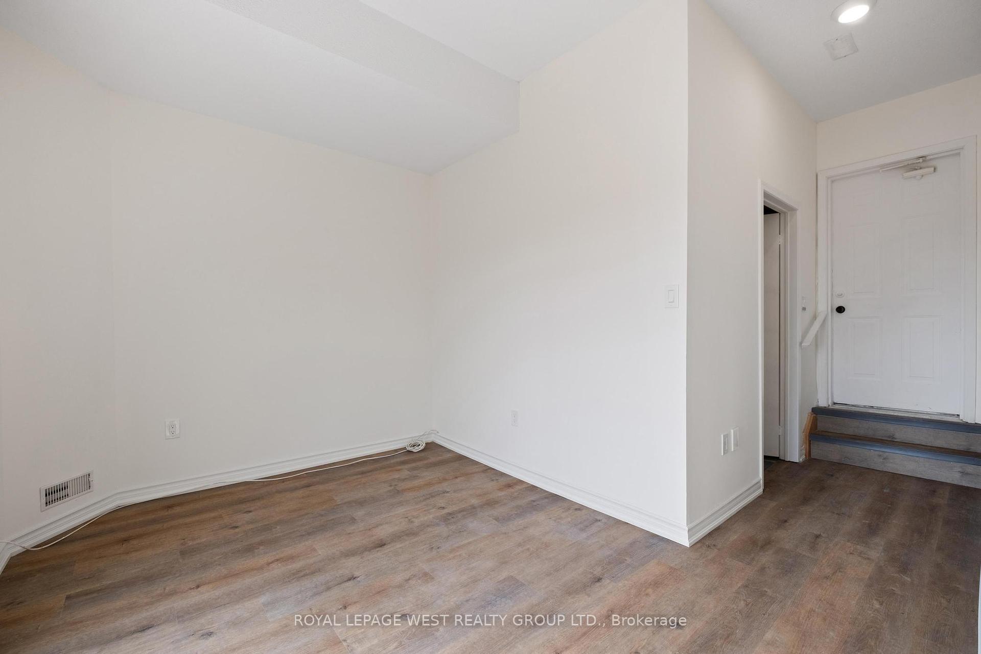 3 Bedrooms Condo at 280 Hillcrest,  Mississauga For sale